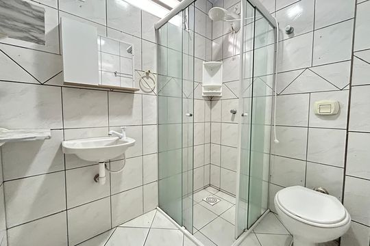 Banheiro de kitnet/studio para alugar com 1 quarto, 75m² em Saco dos Limões, Florianópolis