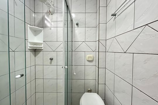 Banheiro de kitnet/studio para alugar com 1 quarto, 75m² em Saco dos Limões, Florianópolis
