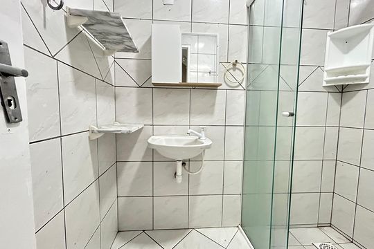 Banheiro de kitnet/studio para alugar com 1 quarto, 75m² em Saco dos Limões, Florianópolis