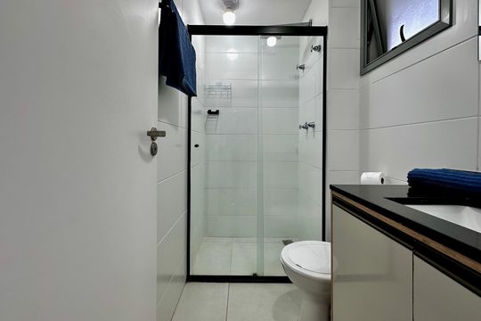 Banheiro de kitnet/studio para alugar com 1 quarto, 25m² em Jardim das Acacias, São Paulo