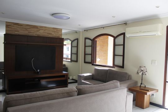 Sala de casa de condomínio à venda com 5 quartos, 303m² em Anil, Rio de Janeiro
