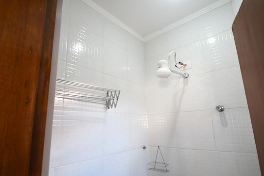 Banheiro de kitnet/studio para alugar com 1 quarto, 17m² em Cidade Universitária, Campinas