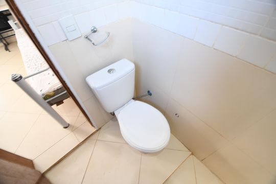 Banheiro de kitnet/studio para alugar com 1 quarto, 17m² em Cidade Universitária, Campinas