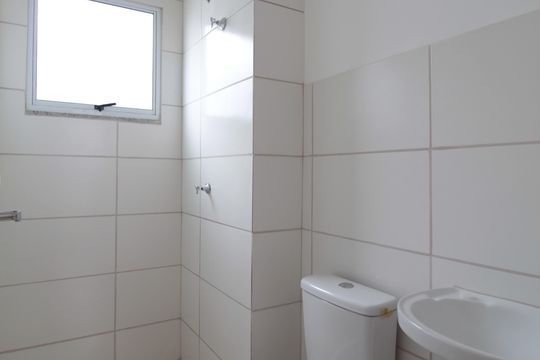 Banheiro de apartamento à venda com 2 quartos, 42m² em Trevo, Belo Horizonte