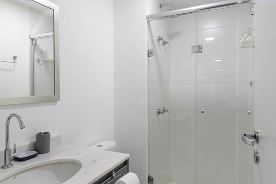 Banheiro de kitnet/studio à venda com 1 quarto, 29m² em República, São Paulo