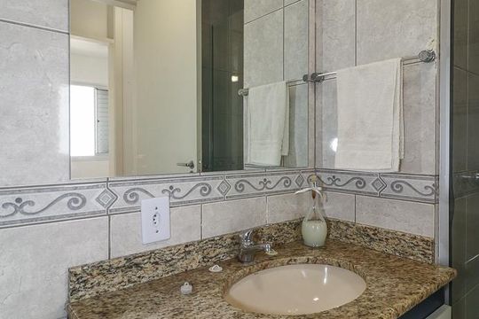 Banheiro de apartamento à venda com 2 quartos, 51m² em Sarandi, Porto Alegre