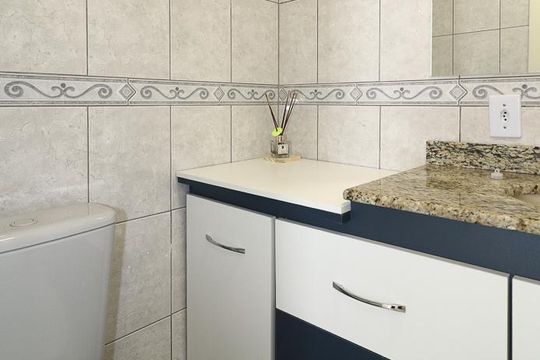 Banheiro de apartamento à venda com 2 quartos, 51m² em Sarandi, Porto Alegre