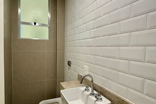 Banheiro de Serviço de apartamento à venda com 3 quartos, 165m² em Copacabana, Rio de Janeiro