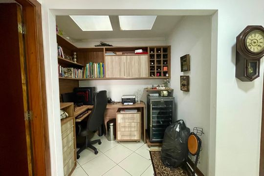 Escritório de casa à venda com 3 quartos, 200m² em Bela Aliança, São Paulo