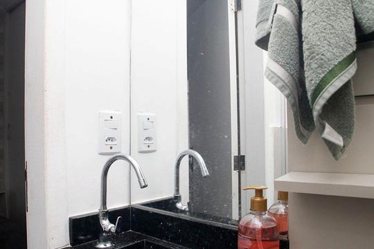 Banheiro de kitnet/studio à venda com 1 quarto, 15m² em Centro Histórico, Porto Alegre