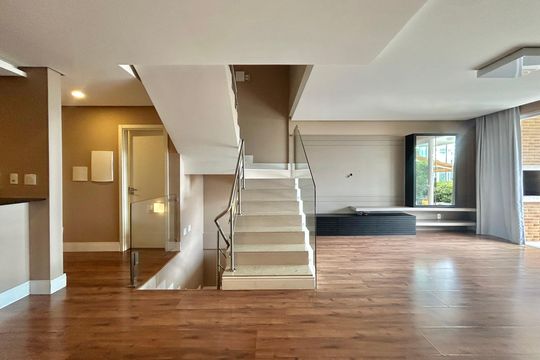 Sala de casa de condomínio para alugar com 4 quartos, 180m² em Cacupé, Florianópolis