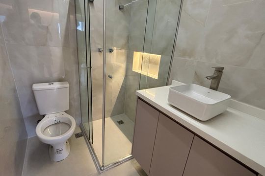 Banheiro social de apartamento à venda com 2 quartos, 83m² em Casa Branca, Santo André