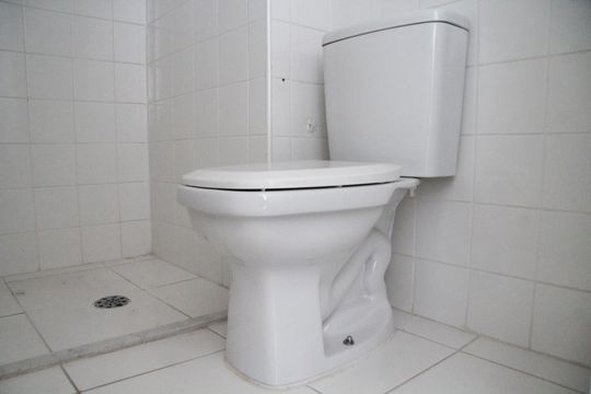 Banheiro Social de apartamento à venda com 2 quartos, 55m² em Vila Endres, Guarulhos