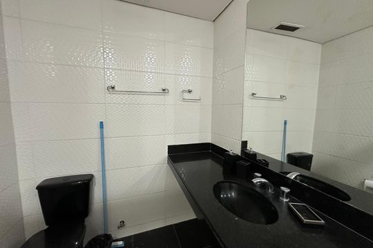 Banheiro de kitnet/studio para alugar com 1 quarto, 42m² em Alphaville Industrial, Barueri