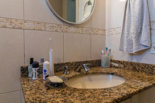 Banheiro da Suíte de apartamento à venda com 3 quartos, 200m² em Azenha, Porto Alegre