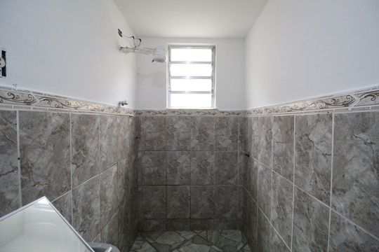 Banheiro de casa para alugar com 1 quarto, 40m² em Curicica, Rio de Janeiro