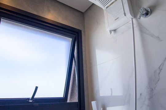 Banheiro de apartamento para alugar com 1 quarto, 44m² em Parque Campolim, Sorocaba
