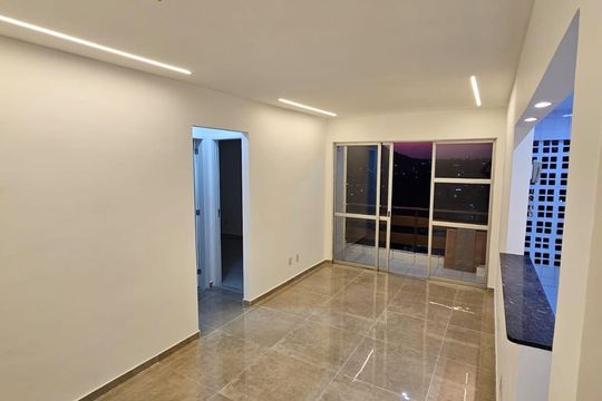 Sala de apartamento à venda com 2 quartos, 55m² em Itanhangá, Rio de Janeiro