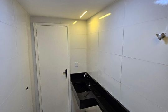 Banheiro de apartamento à venda com 2 quartos, 55m² em Itanhangá, Rio de Janeiro