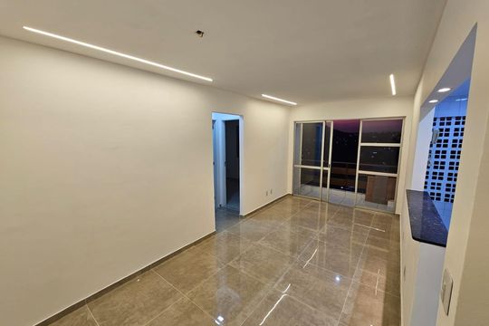 Sala de apartamento à venda com 2 quartos, 55m² em Itanhangá, Rio de Janeiro