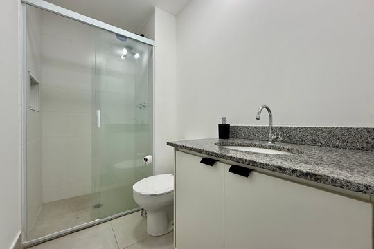 Banheiro  de apartamento à venda com 2 quartos, 42m² em Santo Amaro, São Paulo