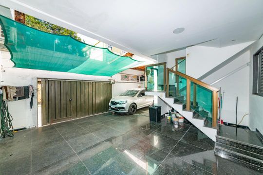 Garagem de casa à venda com 8 quartos, 401m² em Coração Eucarístico, Belo Horizonte