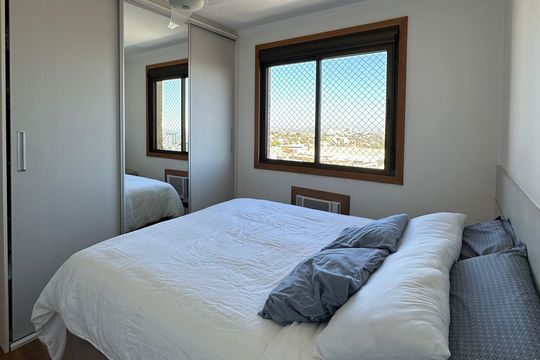 Suíte de apartamento à venda com 3 quartos, 80m² em Vila Jardim, Porto Alegre