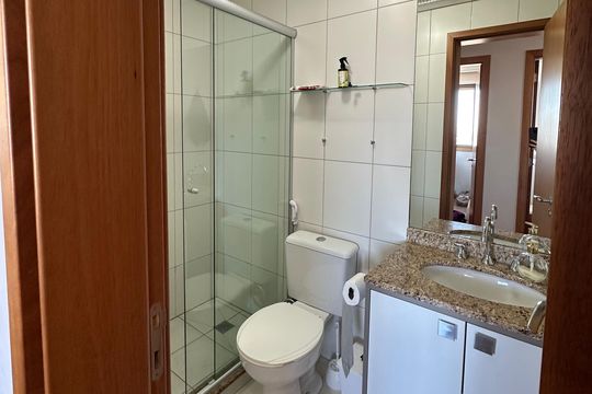 Banheiro da Suíte de apartamento à venda com 3 quartos, 80m² em Vila Jardim, Porto Alegre