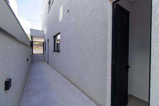Corredor lateral de casa de condomínio para alugar com 4 quartos, 380m² em Granja Viana, Cotia