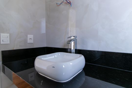 Banheiro da Suíte 1 de casa de condomínio para alugar com 4 quartos, 380m² em Granja Viana, Cotia