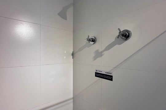 Banheiro de kitnet/studio à venda com 0 quarto, 23m² em Santo Amaro, São Paulo