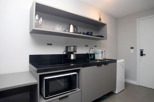 Studio - Cozinha de kitnet/studio para alugar com 1 quarto, 25m² em Auxiliadora, Porto Alegre