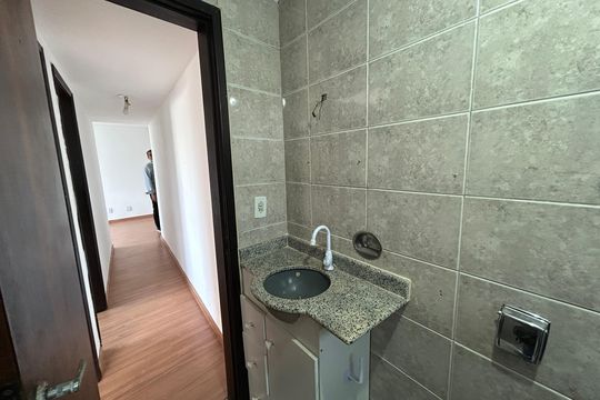 Banheiro de apartamento à venda com 2 quartos, 58m² em Cavalcanti, Rio de Janeiro