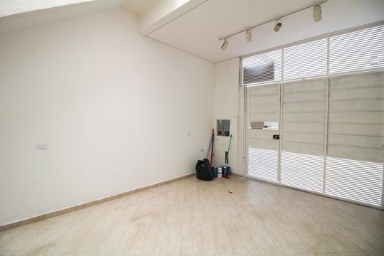 Garagem de casa à venda com 2 quartos, 110m² em Cambuci, São Paulo