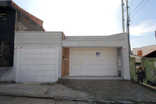 Fachada de casa à venda com 4 quartos, 300m² em Parque das Nações, Santo André