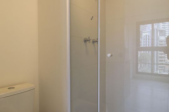 Banheiro de kitnet/studio para alugar com 1 quarto, 30m² em Indianópolis, São Paulo
