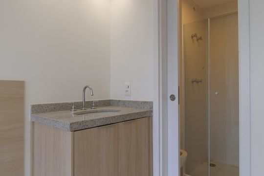 Banheiro de kitnet/studio para alugar com 1 quarto, 30m² em Indianópolis, São Paulo