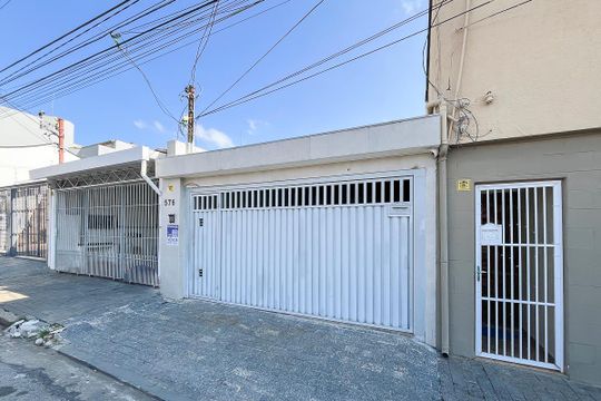 Fachada + plaquinha de casa à venda com 3 quartos, 160m² em Santa Maria, São Caetano do Sul
