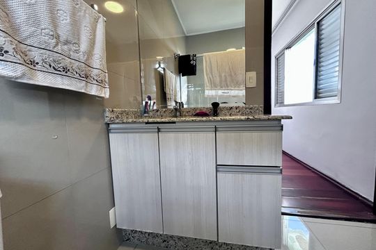 Banheiro da Suíte de casa à venda com 3 quartos, 316m² em Jardim Munhoz, Guarulhos