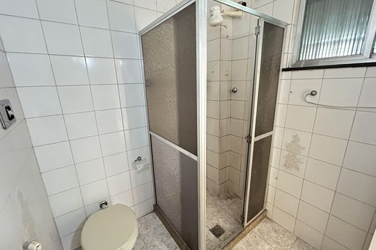 Banheiro de apartamento à venda com 2 quartos, 100m² em Vila Valqueire, Rio de Janeiro