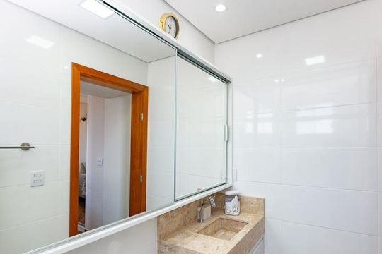 Banheiro da Suíte de apartamento à venda com 3 quartos, 180m² em Cabral, Contagem