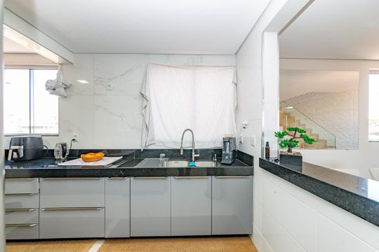 Cozinha de apartamento à venda com 3 quartos, 180m² em Cabral, Contagem