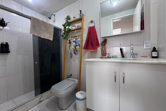 Banheiro Social de apartamento à venda com 2 quartos, 56m² em Barra da Tijuca, Rio de Janeiro