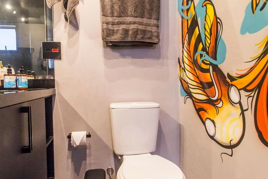 Banheiro da Suíte de apartamento à venda com 1 quarto, 82m² em Residencial Tambore Iii, Santana de Parnaíba