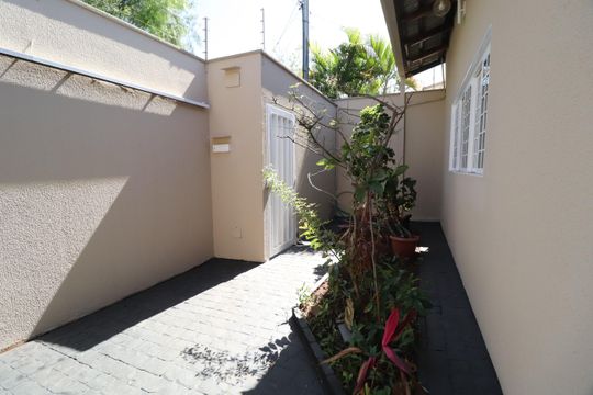Casa para alugar com 5 quartos, 220m² em Santa Mônica, Uberlândia