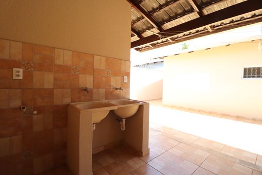 Casa para alugar com 5 quartos, 220m² em Santa Mônica, Uberlândia
