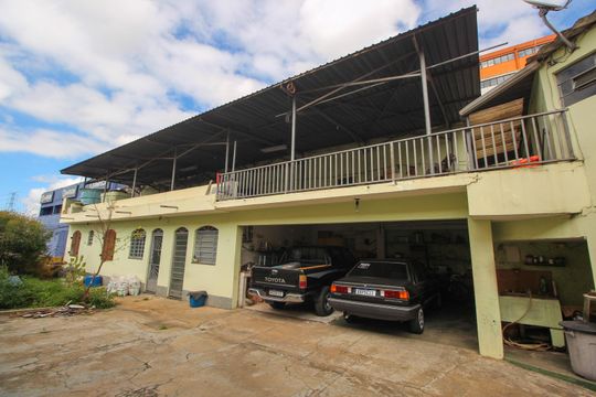 Garagem de casa à venda com 2 quartos, 370m² em Chácara Agrindus, Taboão da Serra