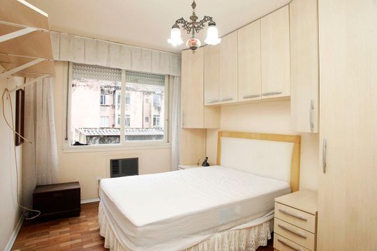 Quarto 1 de apartamento à venda com 2 quartos, 74m² em Menino Deus, Porto Alegre
