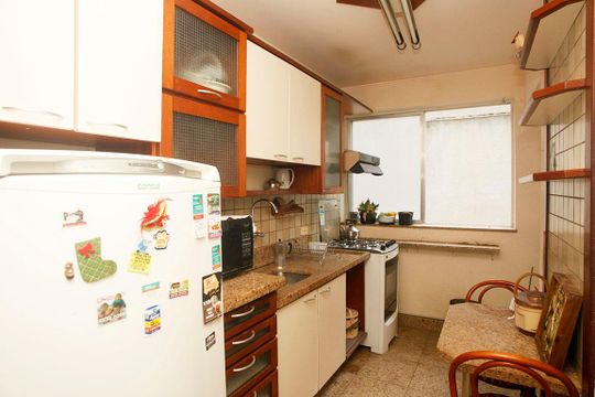 Cozinha e Área de Serviço de apartamento à venda com 2 quartos, 74m² em Menino Deus, Porto Alegre