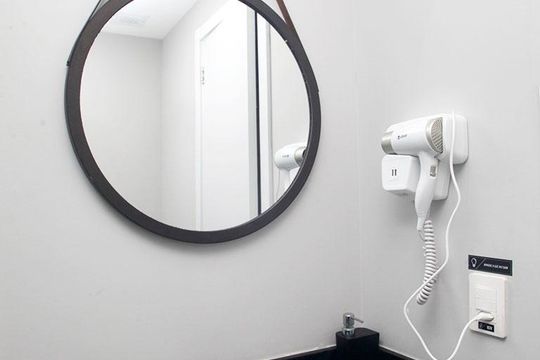 Banheiro de kitnet/studio à venda com 1 quarto, 38m² em Auxiliadora, Porto Alegre